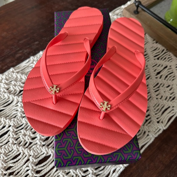 Tory Burch Kira Flip Flops in Coral Crush with Gold - Size 9 - New in Box - Picture 1 of 3